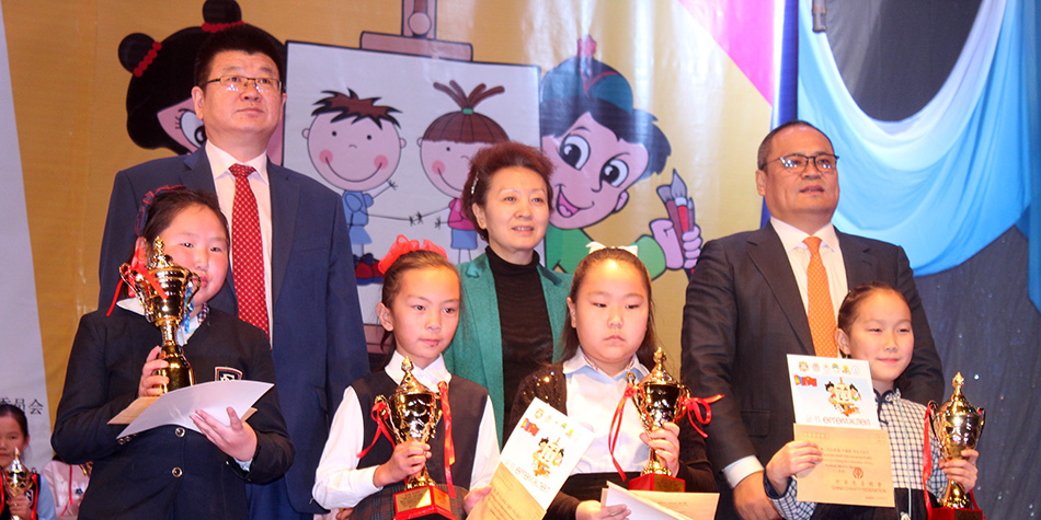 “Гар гараасаа атгая” сэдэвт гар зургийн уралдааны ялагчид тодорлоо