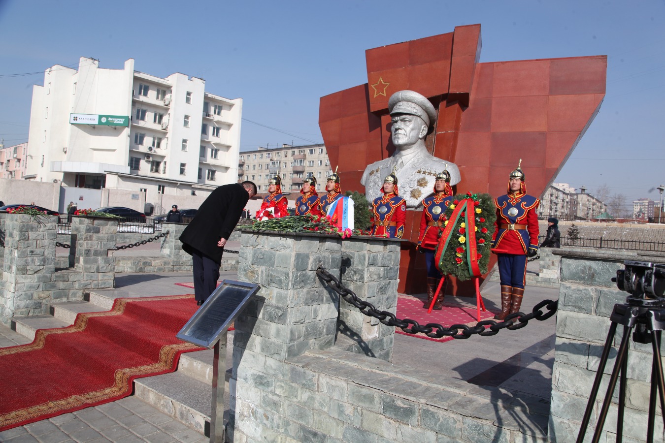 БНМАУ-ын хошой баатар, маршал Г.К.Жуковын хөшөөнд цэцэг өргөлөө