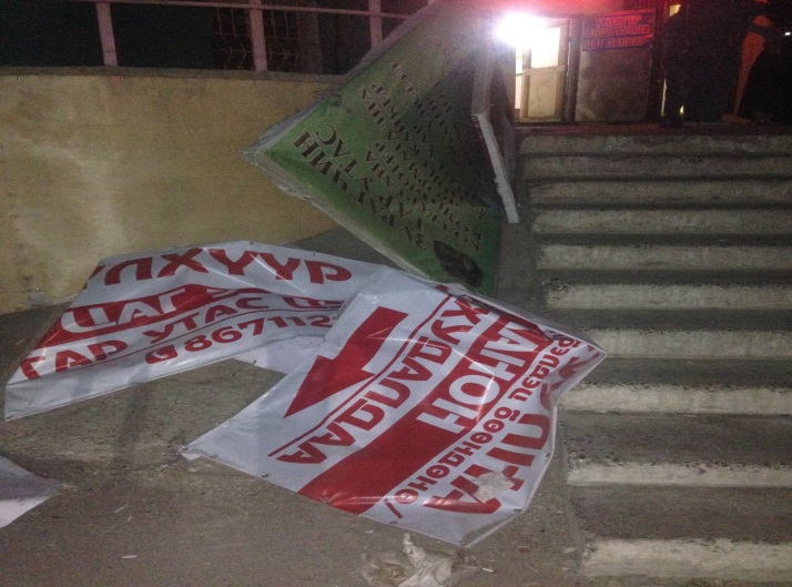 Зөвшөөрөлгүй байрлуулсан хаягийн байгууламжийг буулгаж байна