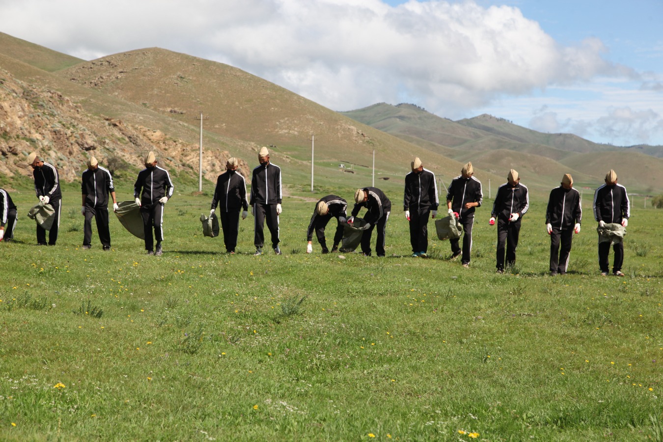 Улиастайн голыг цэвэрлэж байна