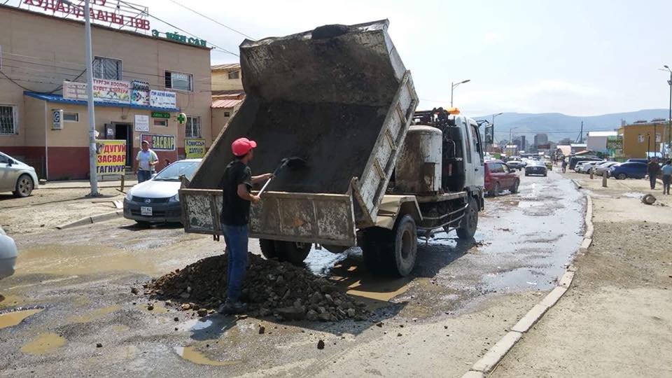 Эвдэрсэн замыг засч байна