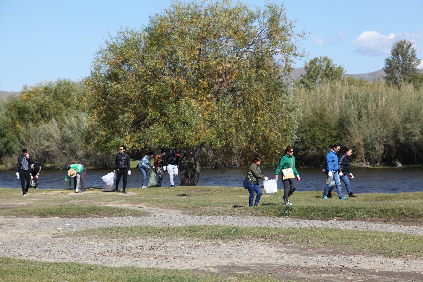 Туул гол дагуух 8.32 тонн хог хаягдлыг цэвэрлэв