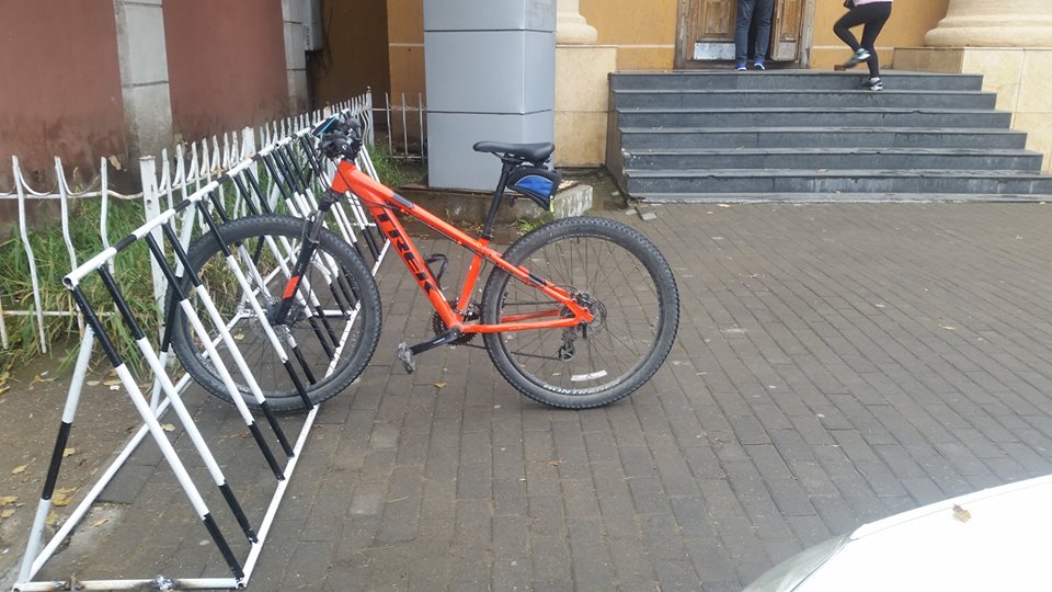 Дугуйн зогсоолтой болов