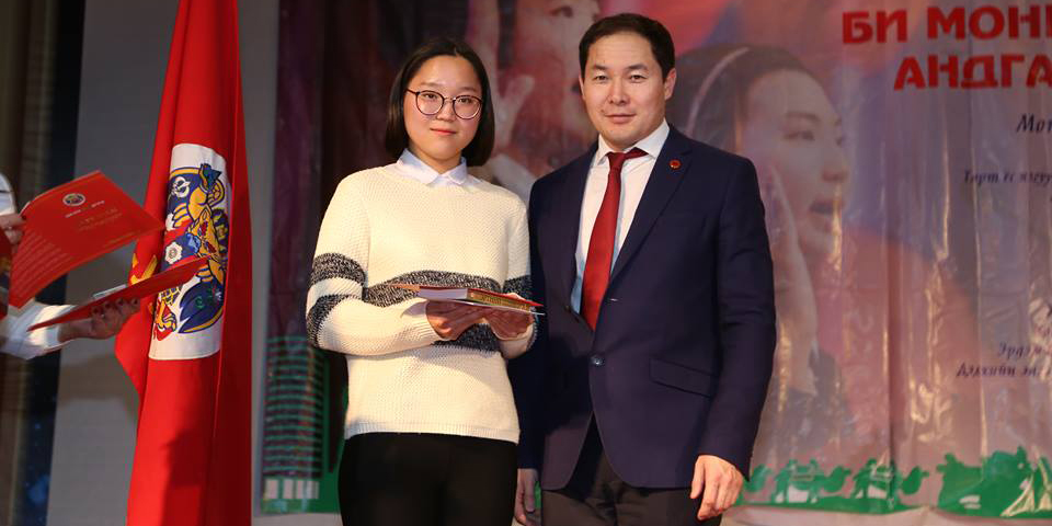 Хан-Уул дүүргийн 16 нас хүрсэн 120 залуучууд иргэний үнэмлэхээ гардан авч андгай өргөлөө