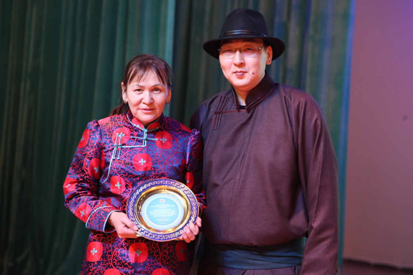 Ахмадууддаа хүндэтгэл үзүүллээ