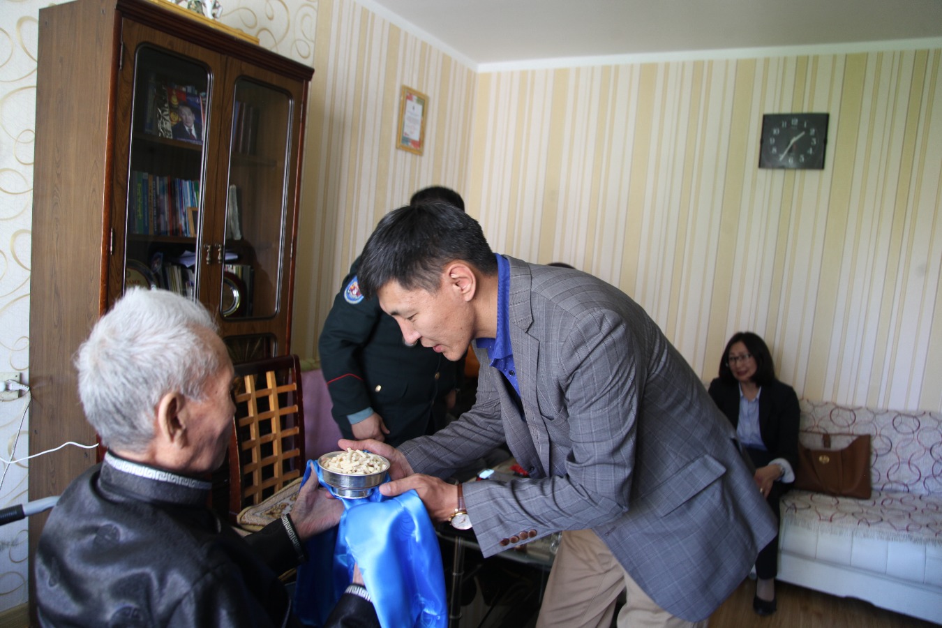 Хүндэтгэл үзүүллээ