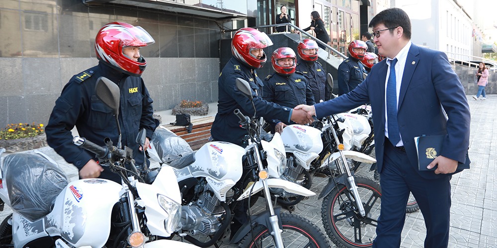 Байгаль хамгаалагчдад автомашин, мотоцикл гардуулан өглөө