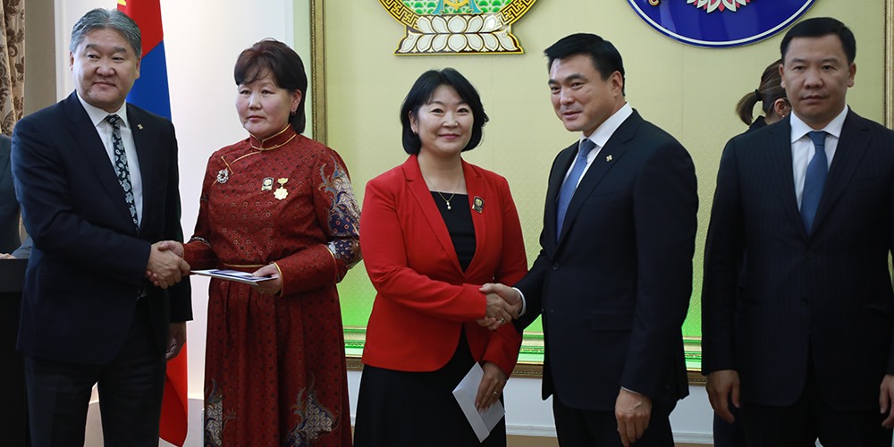 Нийслэлийн шагналаар иргэдийг шагналаа