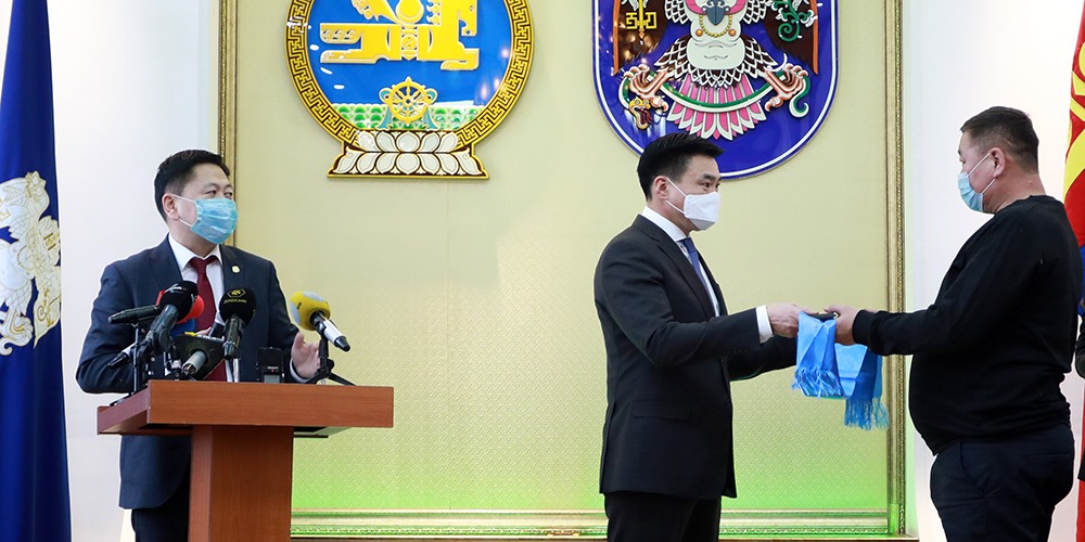 Эзэмшил газраа бэлэн орон сууцаар сольсон эхний айлууд түлхүүрээ гардан авлаа