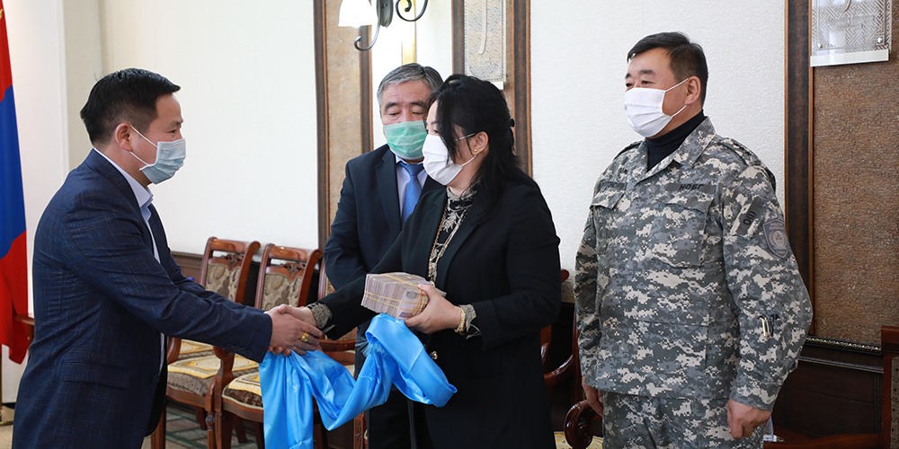 Нийслэлийн онцгой, цагдаа, мэргэжлийн хяналтын байгууллагад тус бүр 5 сая төгрөг хандивлалаа