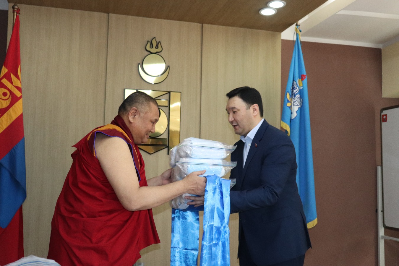 Иргэн Р.Ратна-Очир 1000 ширхэг маск хандивлав