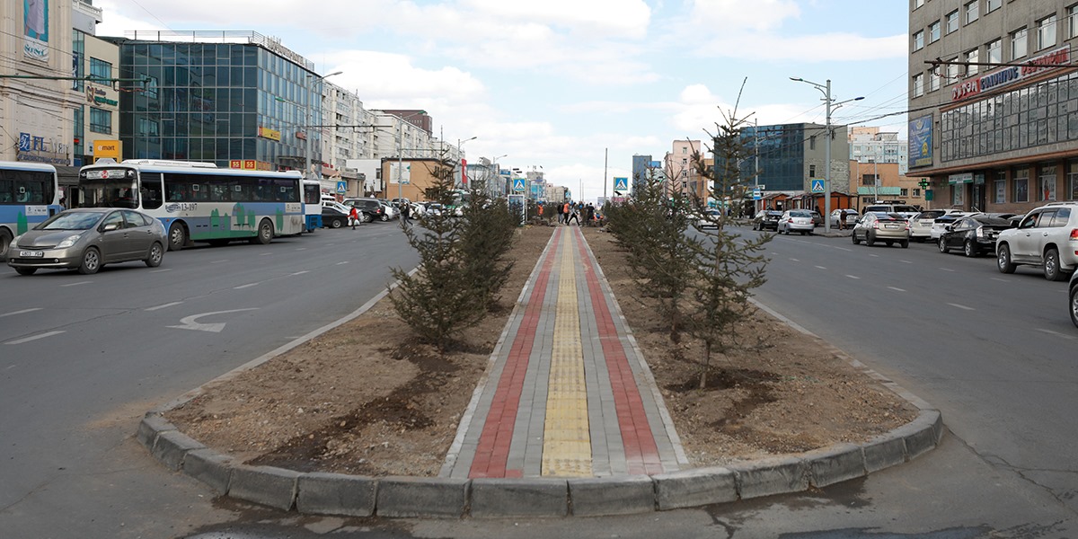 Ард Аюушийн өргөн чөлөөний олон жил сул шороон хөрстэй байсан замын гол хэсгийг иж бүрэн тохижуулж байна