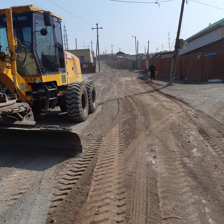 Баянзүрх дүүрэг 7.950 м.кв талбайн замыг хусч, тэгшлээд байна